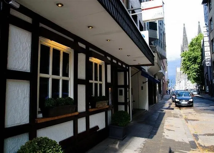 Dom Am Roemerbrunnen 酒店 3*